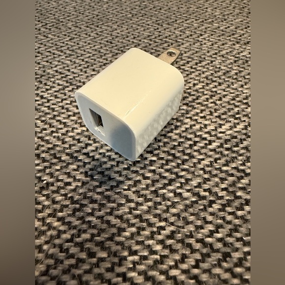 Apple 5W USB Power Adapter - Picture 7 of 8